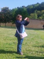 Fontevraud: Susi erklärt uns sehr lebhaft die Geschichte der größten Klosteranlage Europas