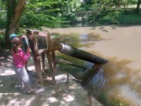  Lucé: Exponate im Garten