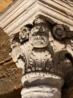 Provence Intensiv - Ein Säulenkapitell im Papstpalast von Avignon