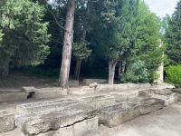 Provence Intensiv - Sarkophage am Rande der Gräberstrasse Alyscamps