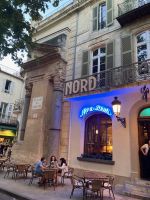 Provence Intensiv - Das Hotel Nord Pinus mit den römischen Säulen in der Fassade