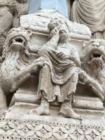 Provence Intensiv - Detail am Portal von St. Trophime - Daniel in der Löwengrube