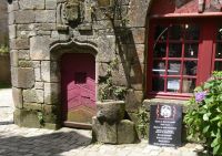 alte Granitfassade mit Mörser und Eingang wie Schiffskiel