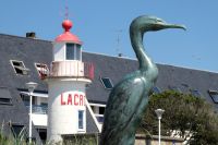 Kunst und Leuchtturm in der Neustadt von Concarneau