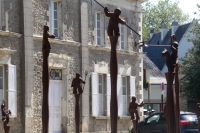 Gedenken an die Toten auf dem Friedhof neben der Kirche