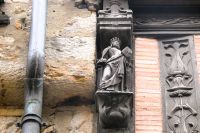 geschütztes Fachwerk mit Skulptur in Le Mans