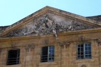 Giebel der ehemaligen Kornhalle in Aix-en-Provence - Rhone und Durance