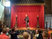 RADREISE LOIRE 3.-11.9.24: Der Reiseleiter bei der Gedichtrezitation