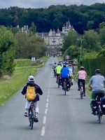 RADREISE LOIRE 3.-11.9.24: Die Gruppe auf dem Weg zum Märchenschloss 