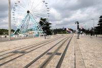 die Stadt Tours mit modernem Stadtverkehr