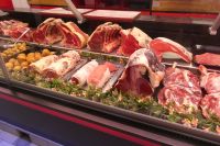 Fleischangebot in der Markthalle von Tours