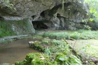 vor dem Höhleneingang von Sare