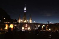 nächtliche Beleuchtung des Heiligen Bezirks in Lourdes 