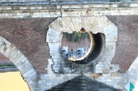 Mit Durchlass für das Wasser 