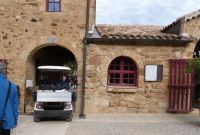 Weinlieferung an den Bus