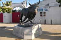 Vor der Arena des französischen Stoerkampfs