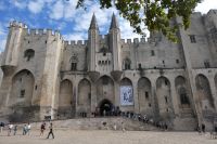 trotzig Mauern des Papstpalastes