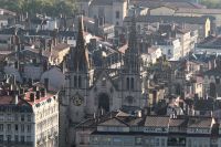 Blick von oben auf die Kathedrale von Lyon