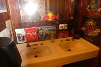 und altem Waschtisch