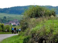 Wanderer genießen den späten Nachmittag