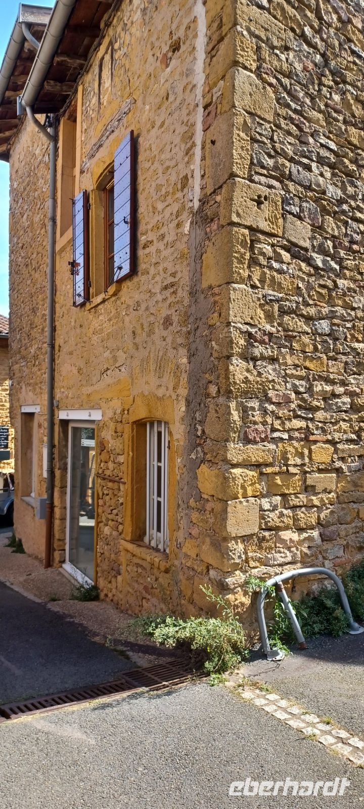 die goldgelben Fassadensteine prägen das Dorf