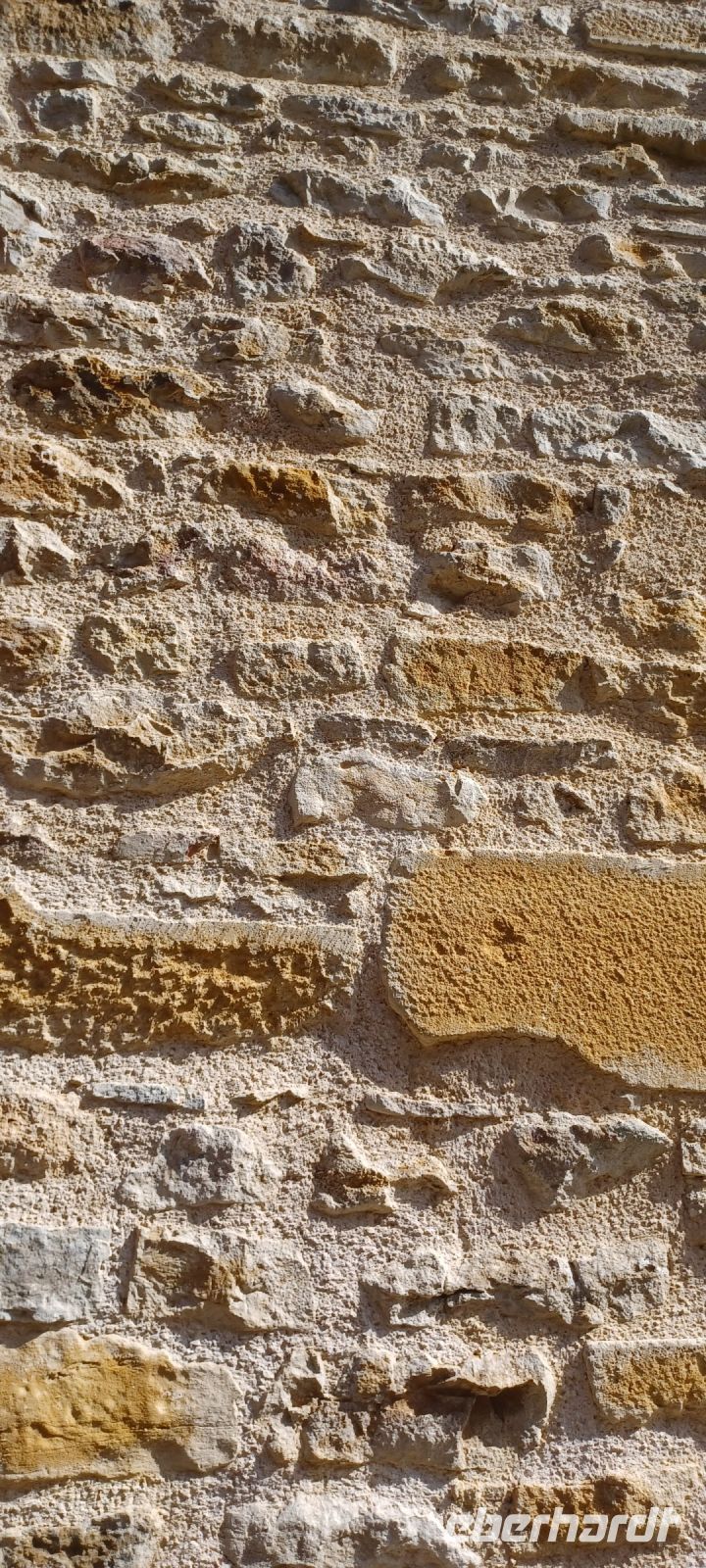 die goldenen Steine im Fassadenverbund