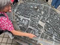 Renate am Stadtmodell