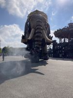 ...er kommt und sprüht...