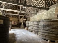 Burgund vom Feinsten - Weinpresse und Fässer im Clos de Vougeot