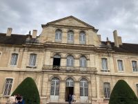 Burgund vom Feinsten - Klassizistischer Anbau im Kloster von Cluny