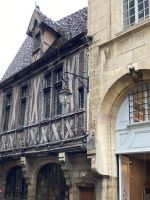 Burgund vom Feinsten - Altes Fachwerkhaus in Dijon