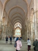 Burgund vom Feinsten -Im Hauptschiff der Kirche von Fontenay