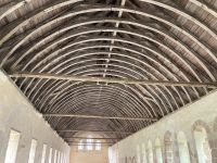 Burgund vom Feinsten - Die Deckenkonstruktion des Dormitoriums von Fontenay