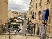 ….jetzt noch leer, am Abend wird der Cours Honoré d'Estienne d'Orves sein Gesicht änern.