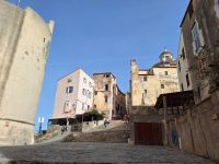 20241014_112822, steile Gassen in Calvis Zitadelle.jpg