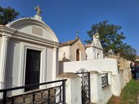 20241015_093713, die Gräber gleichen kleinen Häusern.jpg