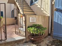 20241015_100208, überall die schönen Keramikschilder.jpg