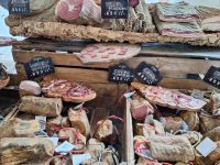 20241017_091631, der Markt bietet die ganze Palette korsischer Produkte.jpg