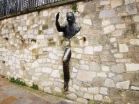 31.12.2024 Entdeckerspaziergang Montmartre, Ein Mann geht durch die Wand