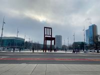 Broken Chair, eine Holzskulptur des Schweizer Künstlers Daniel Berset
