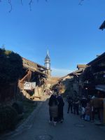 Grande Rue mit Kirchturm