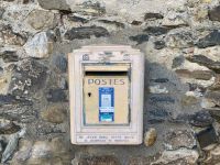 alter französischer Briefkasten
