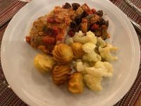 «Cordon bleu» mit Artischocken, Tomaten, Oliven und Petersilie, Herzoginkartoffeln