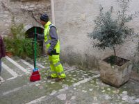 Straßenreinigung in St-Paul mit Schwätzchen