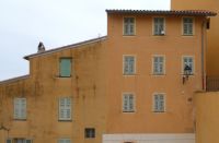 Sonnefarbe an den Fassaden von Menton