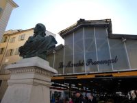 Eingang zum überdachten Markt in Antibes