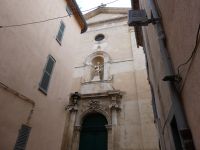 Kirchenfassade mit Heiligem Torpes in St. Tropez
