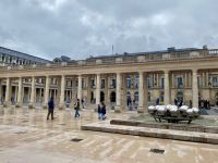 das begehbare Kunstwerk Les Deux Plateaux des französischen Installationskünstlers Daniel Buren