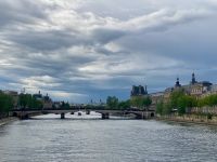 Blick auf Pont du Carrousel und Louvre
