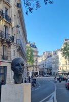 Tag 1 Saint-Germain 01 Carrefour Odeon mit Denkmal für Aznavour